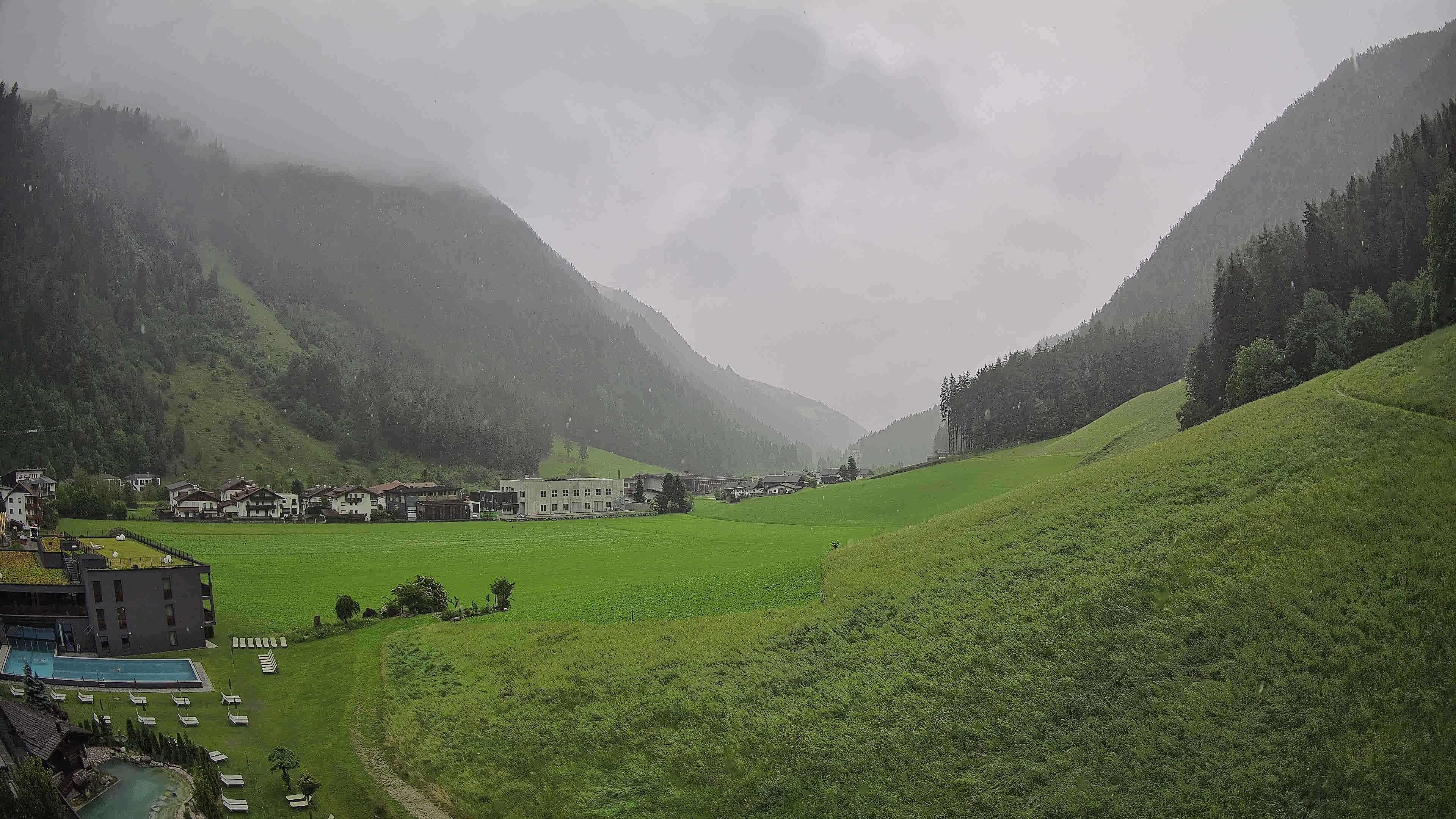 Archived image Webcam Hotel Schwarzenstein/ Ahrntal valley