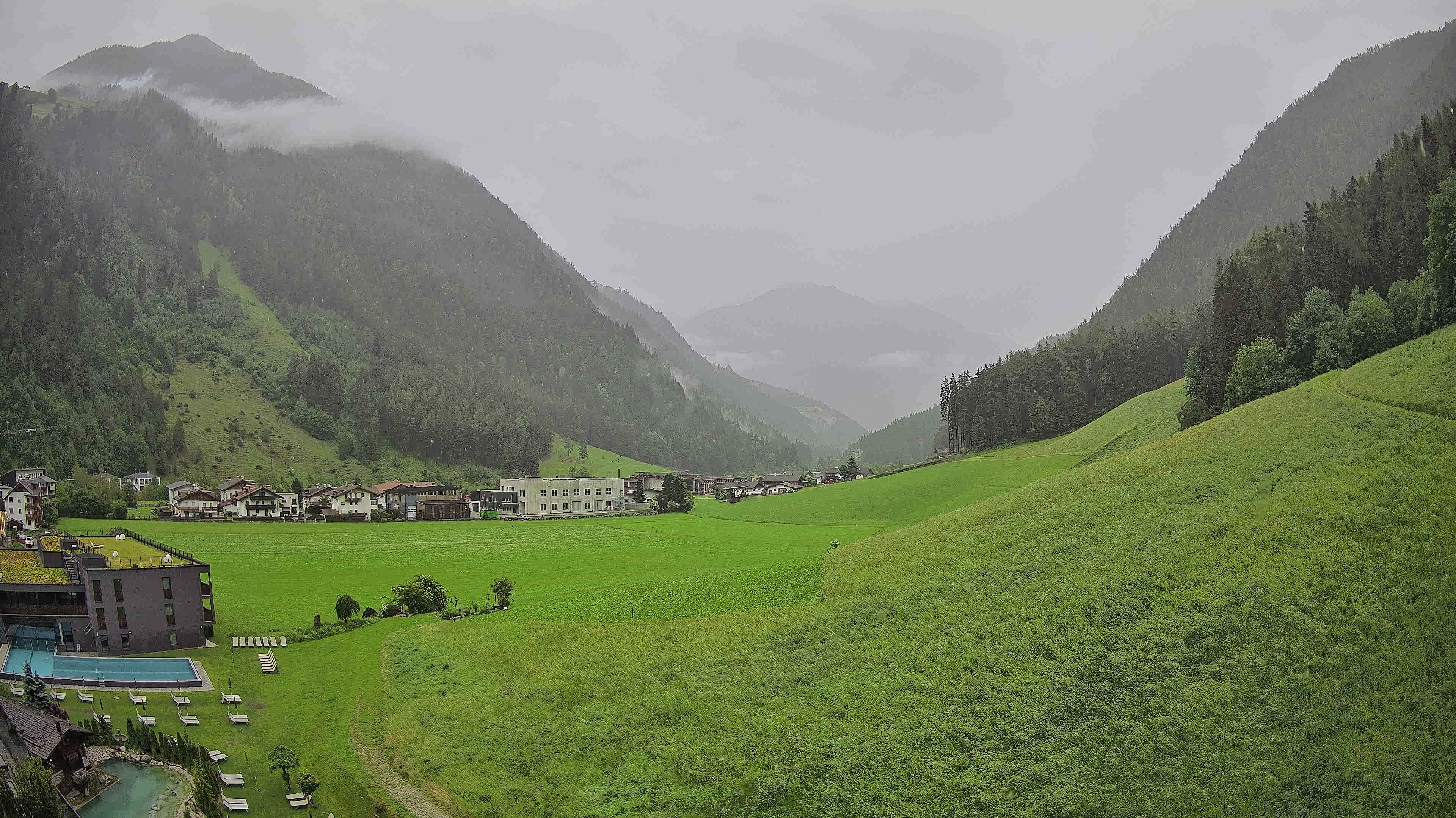 Archived image Webcam Hotel Schwarzenstein/ Ahrntal valley