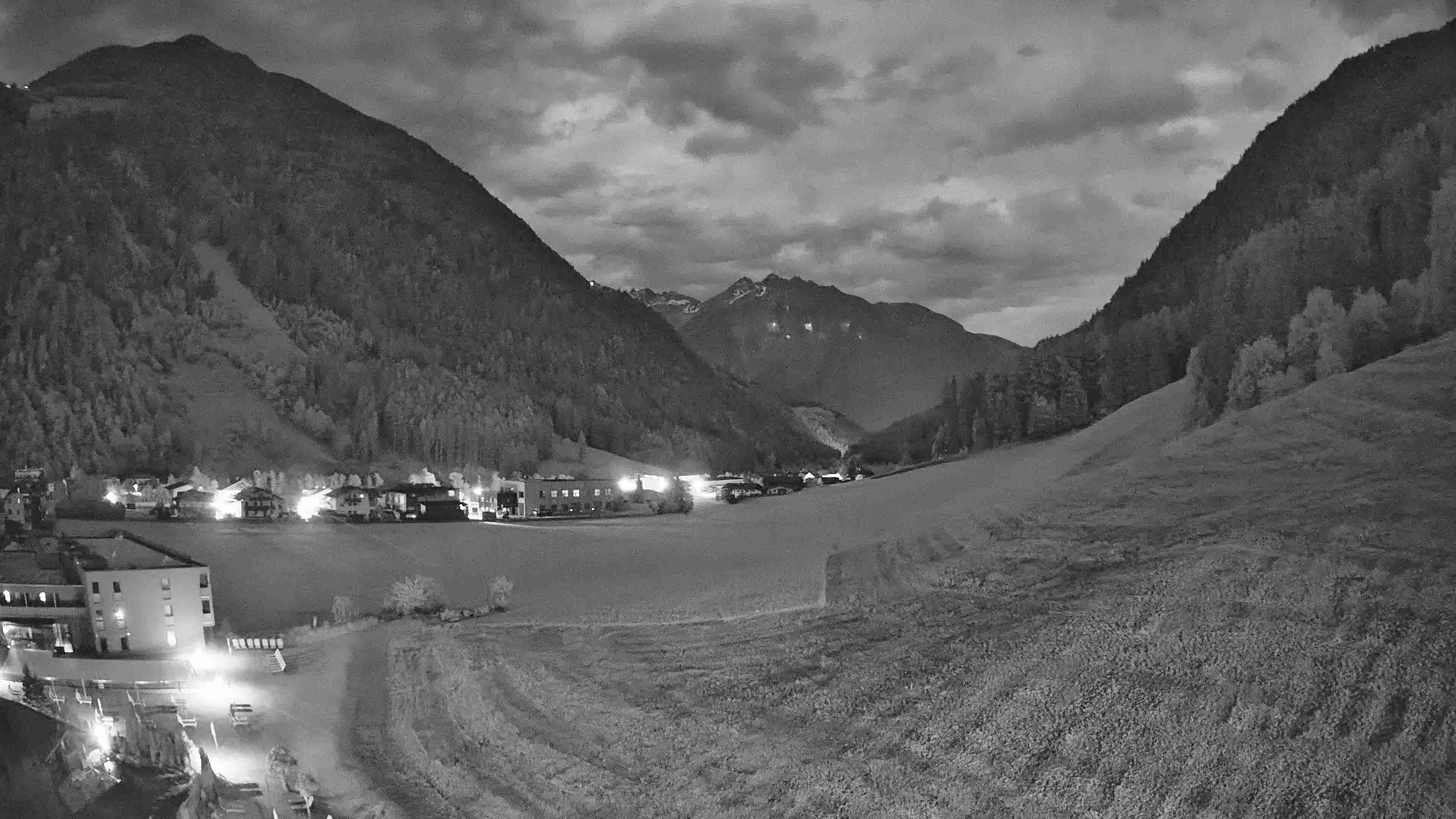 Archived image Webcam Hotel Schwarzenstein/ Ahrntal valley