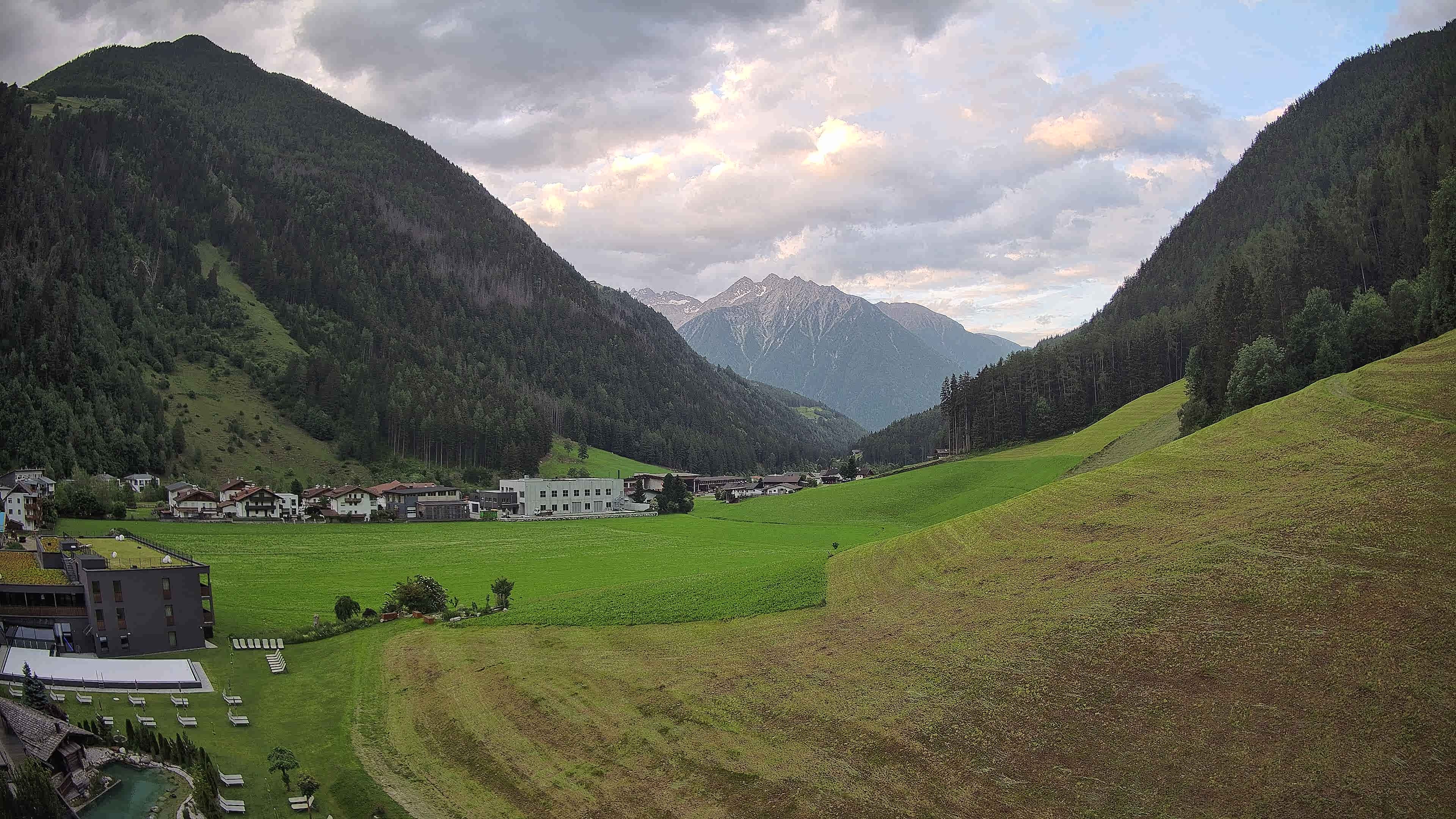Archived image Webcam Hotel Schwarzenstein/ Ahrntal valley