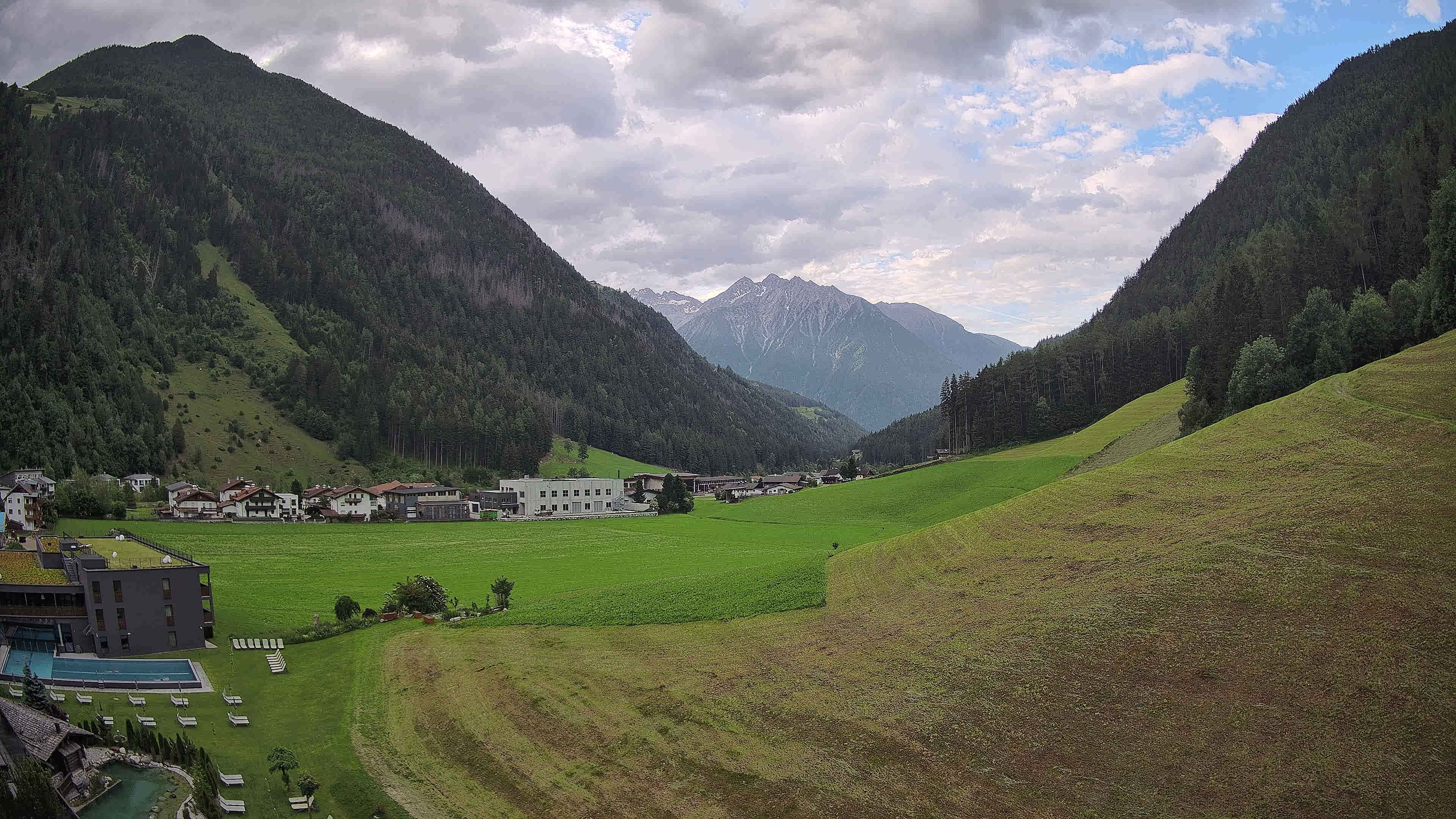 Archived image Webcam Hotel Schwarzenstein/ Ahrntal valley