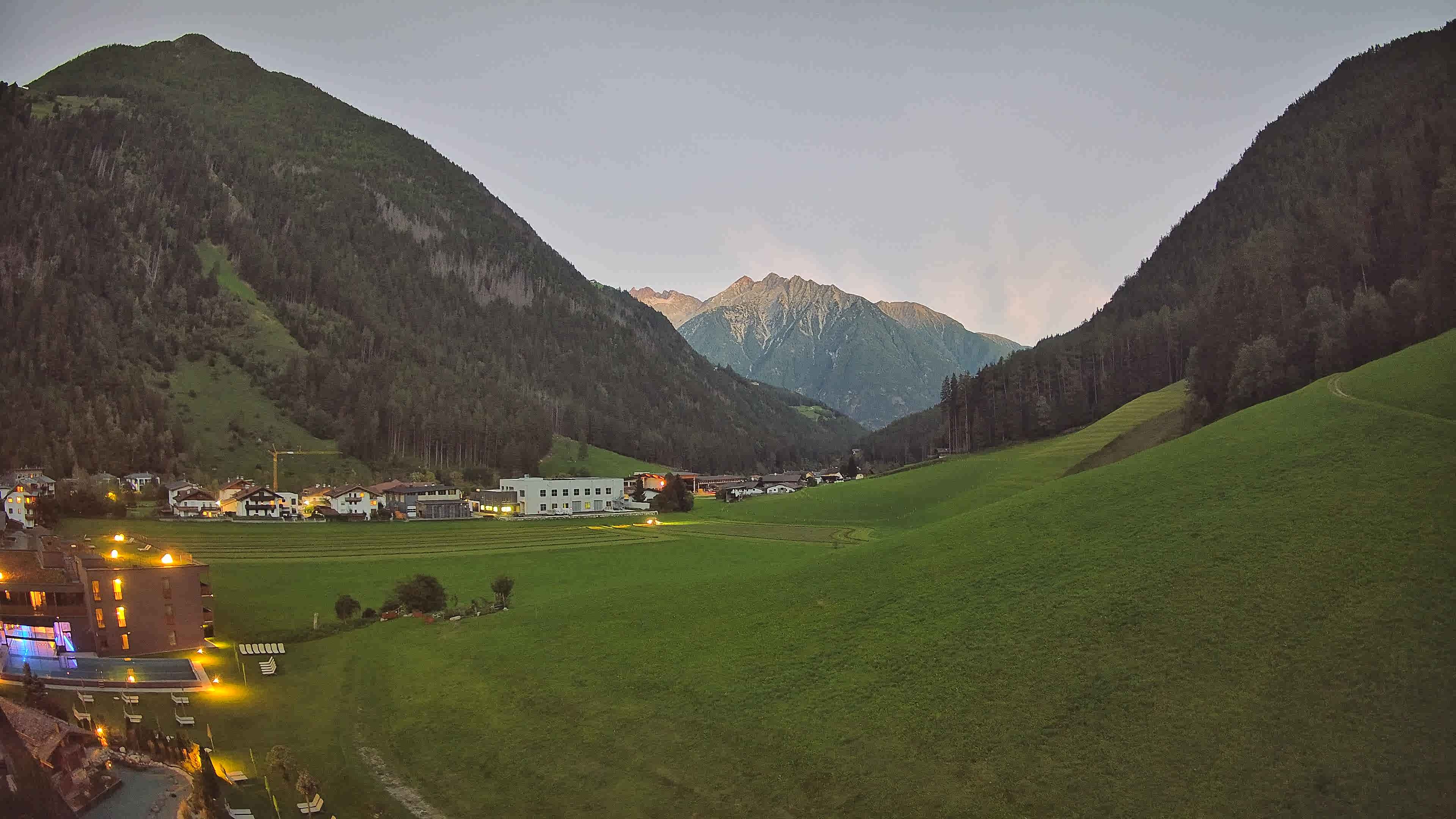 Archived image Webcam Hotel Schwarzenstein/ Ahrntal valley