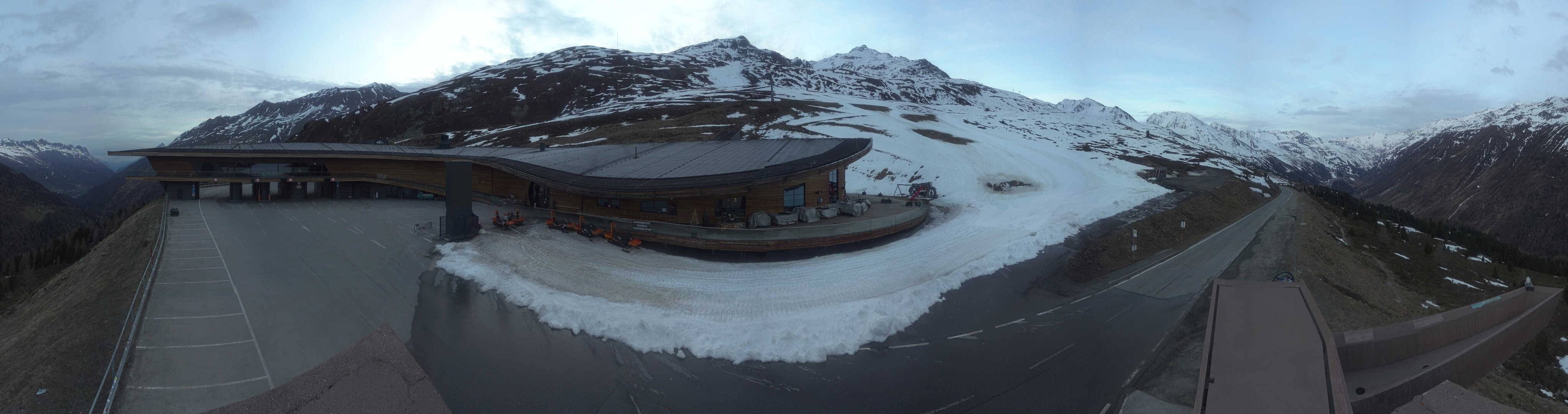 Archiv Foto Webcam Timmelsjoch: Mautstation Top Mountain Crosspoint