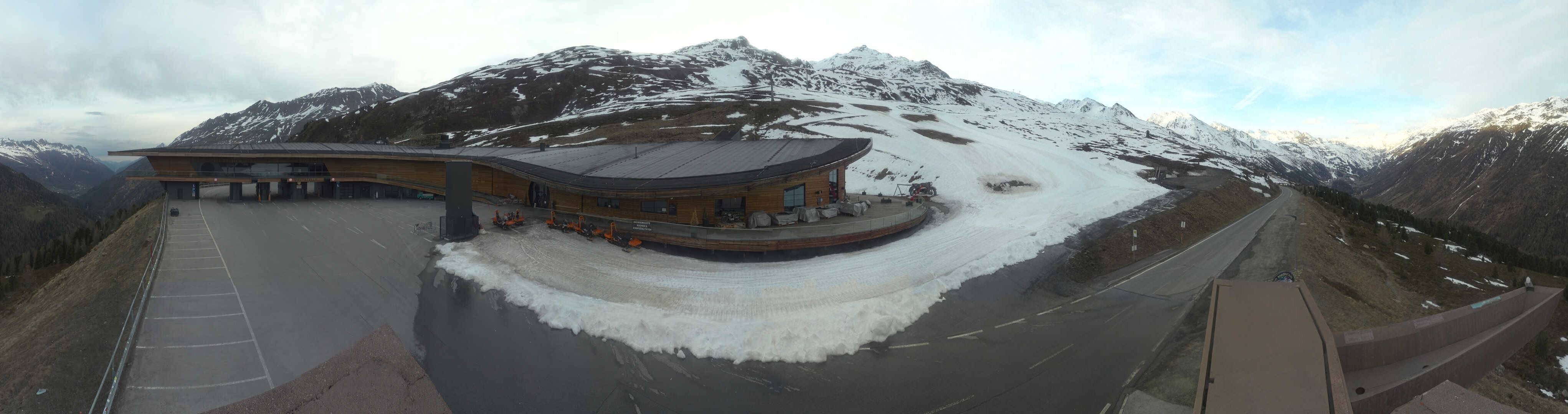 Archiv Foto Webcam Timmelsjoch: Mautstation Top Mountain Crosspoint