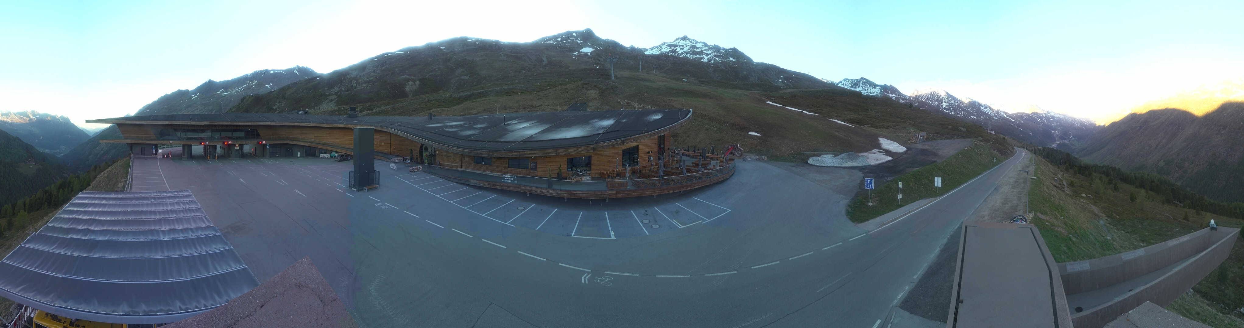 Archiv Foto Webcam Timmelsjoch: Mautstation Top Mountain Crosspoint