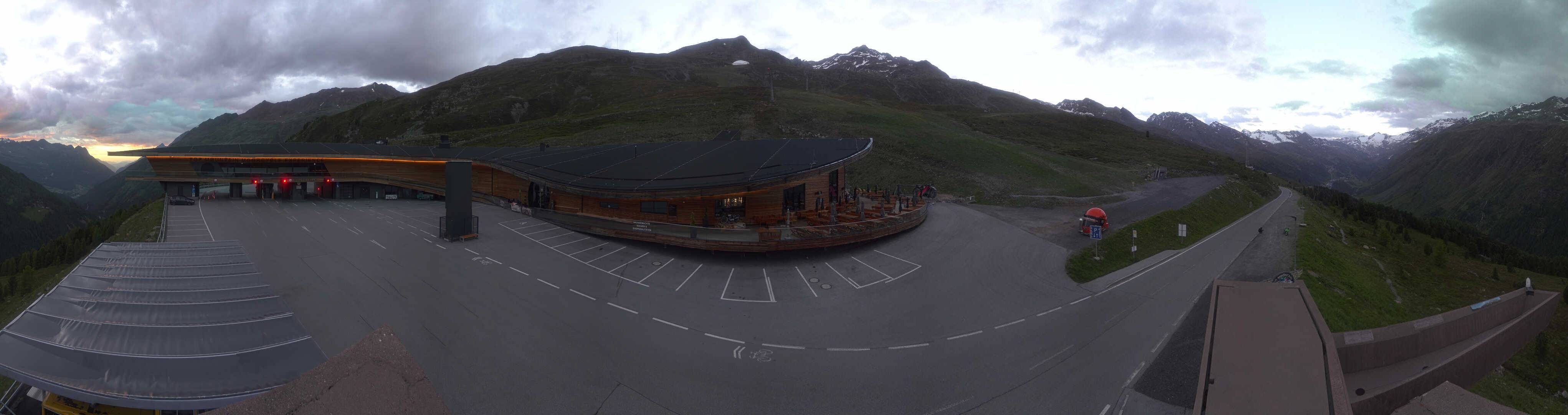 Archiv Foto Webcam Timmelsjoch: Mautstation Top Mountain Crosspoint