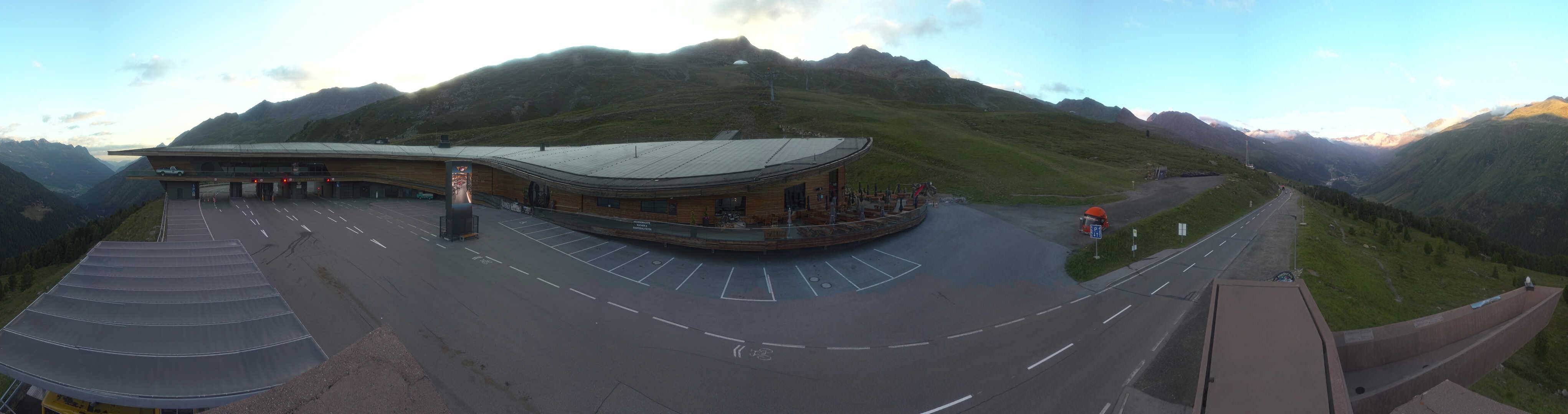 Archiv Foto Webcam Timmelsjoch: Mautstation Top Mountain Crosspoint