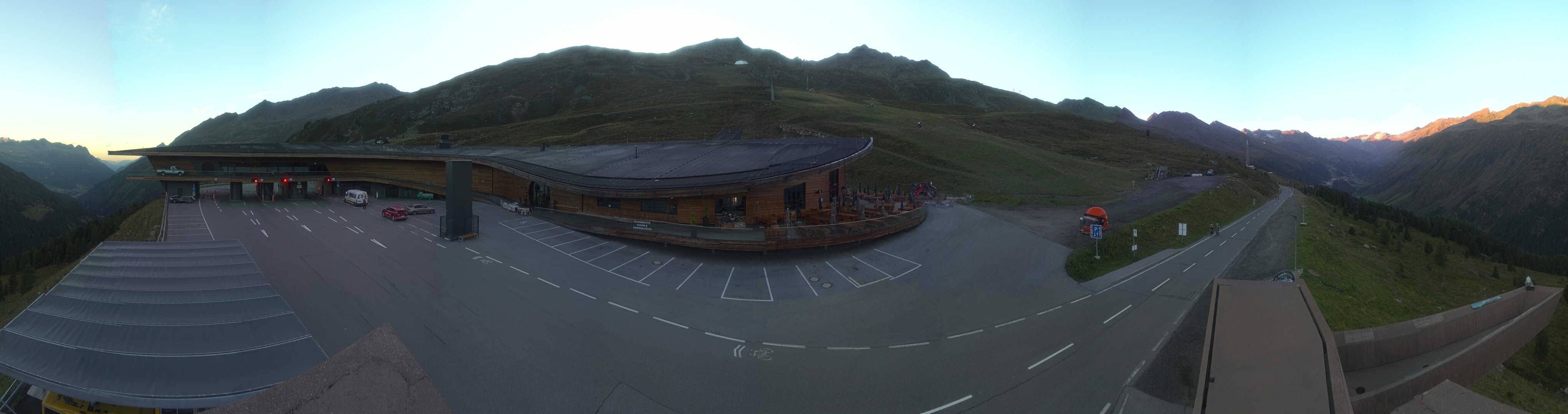 Archiv Foto Webcam Timmelsjoch: Mautstation Top Mountain Crosspoint