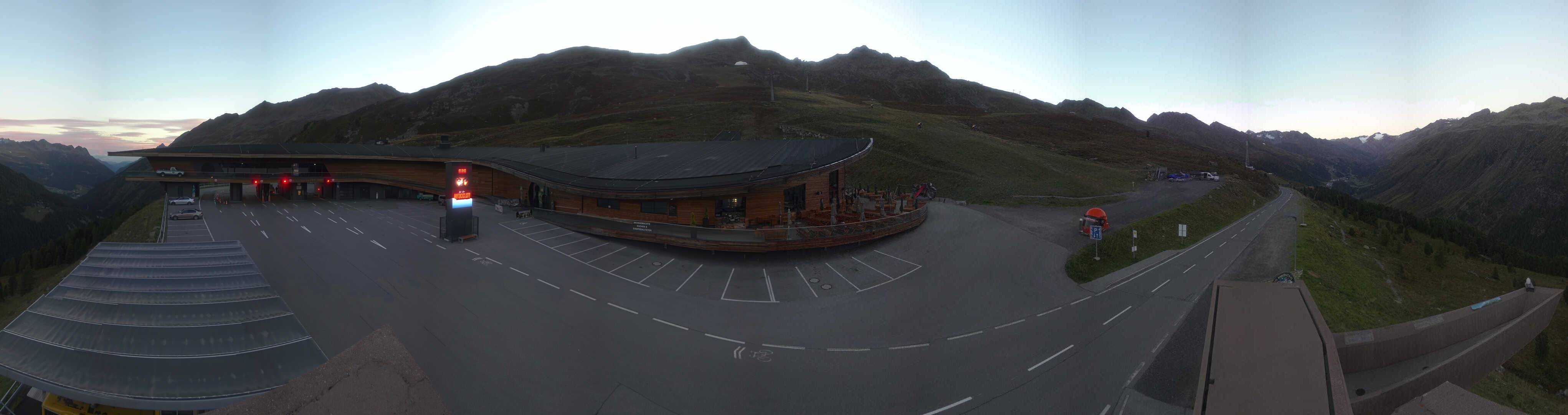 Archiv Foto Webcam Timmelsjoch: Mautstation Top Mountain Crosspoint