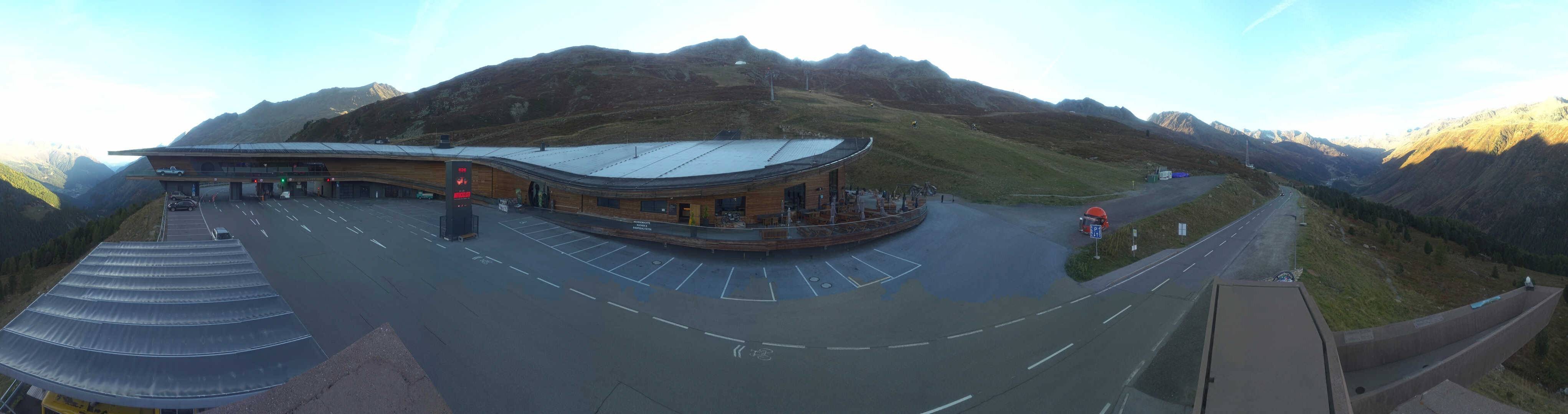 Archiv Foto Webcam Timmelsjoch: Mautstation Top Mountain Crosspoint