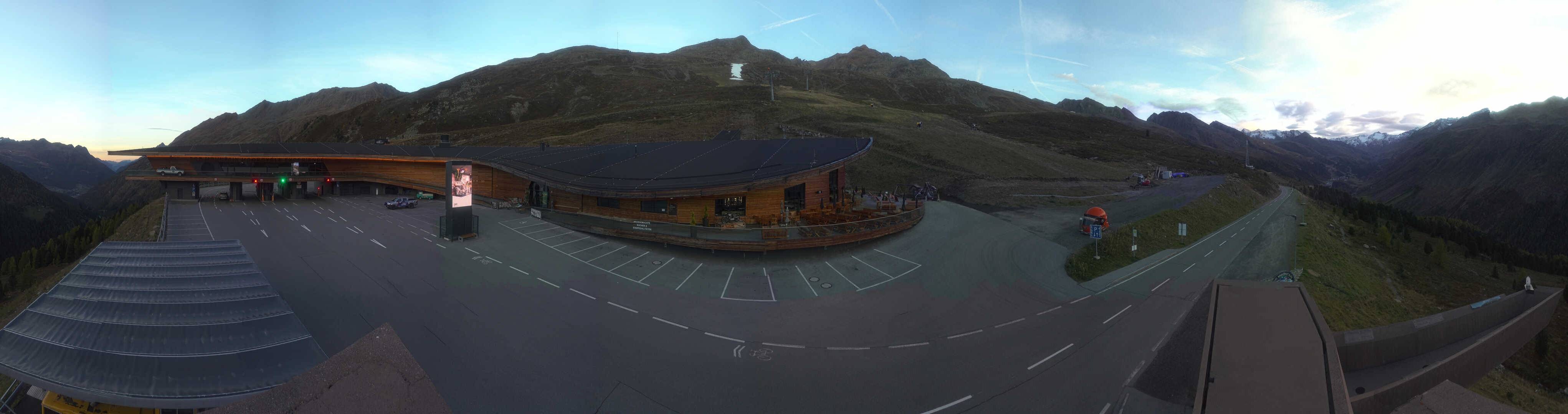 Archiv Foto Webcam Timmelsjoch: Mautstation Top Mountain Crosspoint