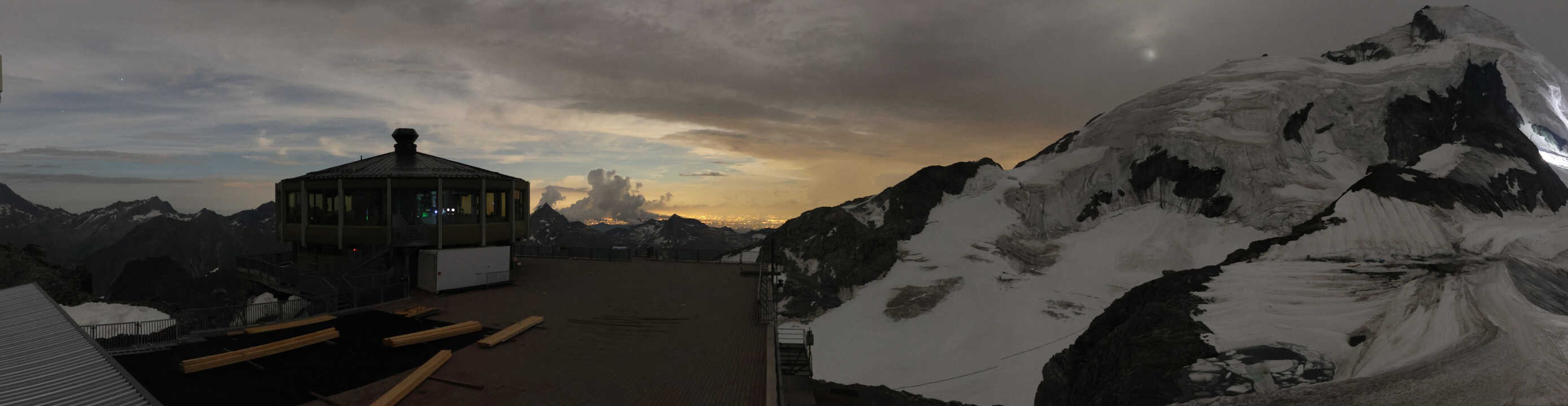 Archived image Webcam View Mountain Restaurant Mittelallalin