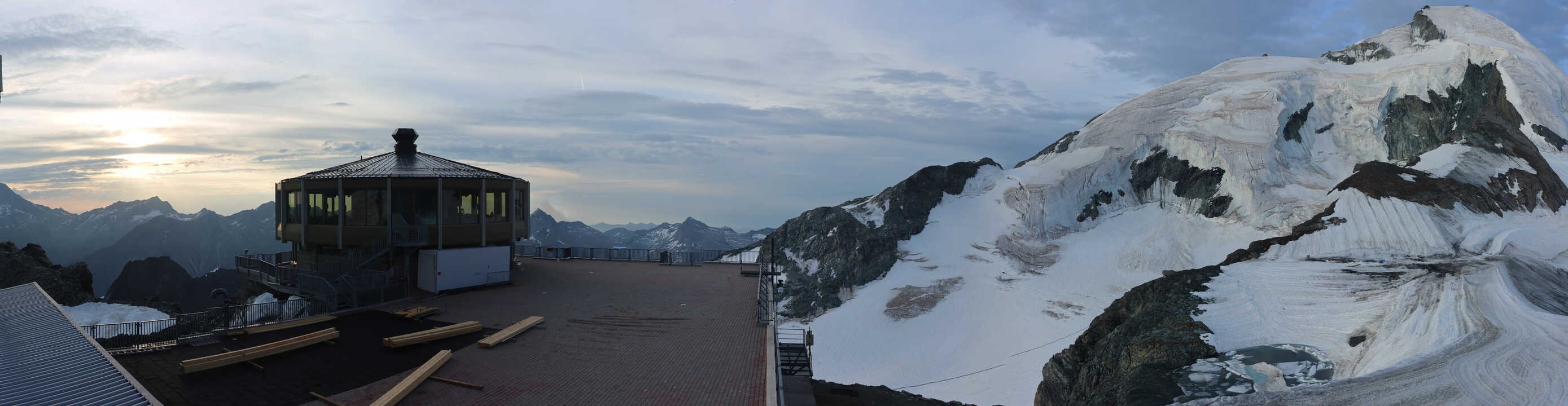 Archived image Webcam View Mountain Restaurant Mittelallalin