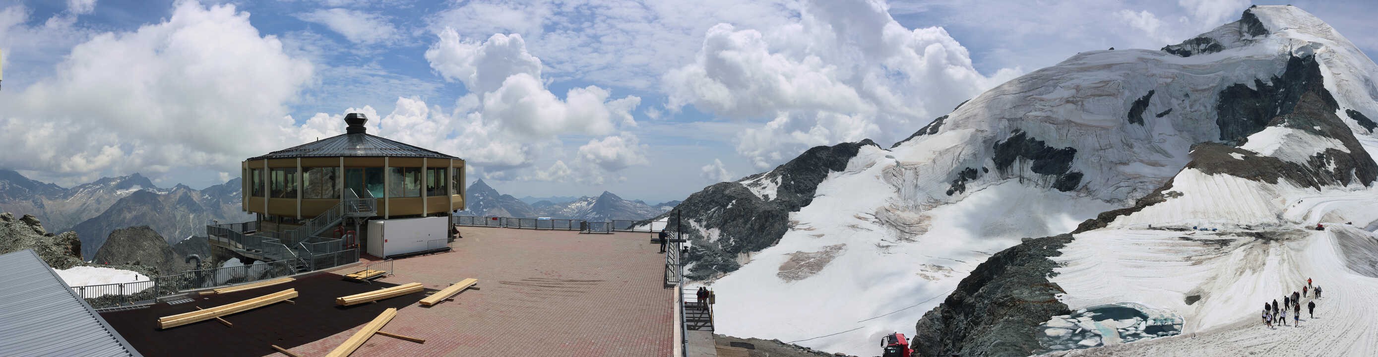 Archived image Webcam View Mountain Restaurant Mittelallalin