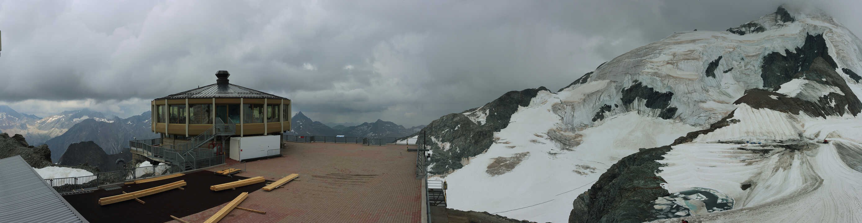 Archived image Webcam View Mountain Restaurant Mittelallalin
