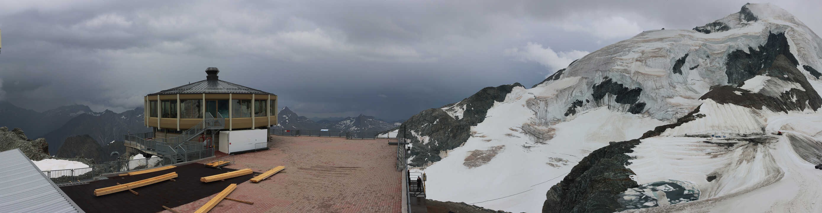 Archived image Webcam View Mountain Restaurant Mittelallalin