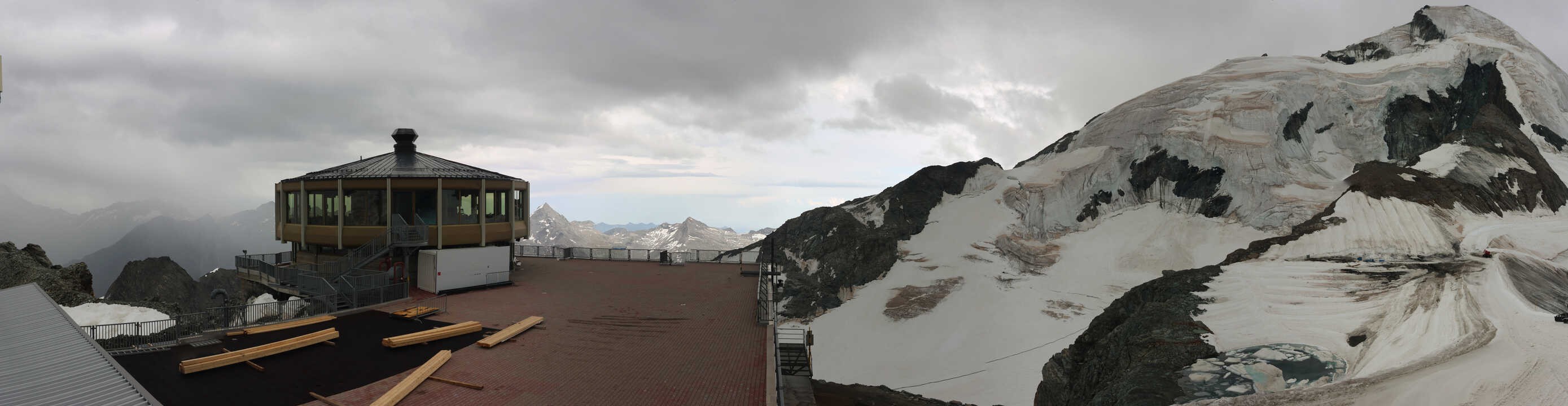 Archived image Webcam View Mountain Restaurant Mittelallalin
