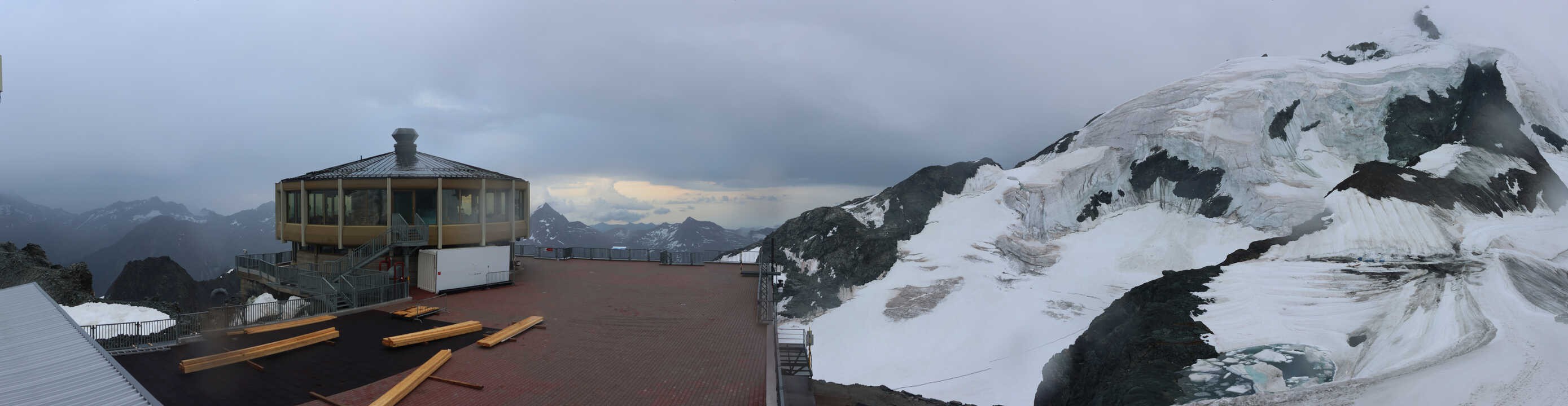 Archived image Webcam View Mountain Restaurant Mittelallalin