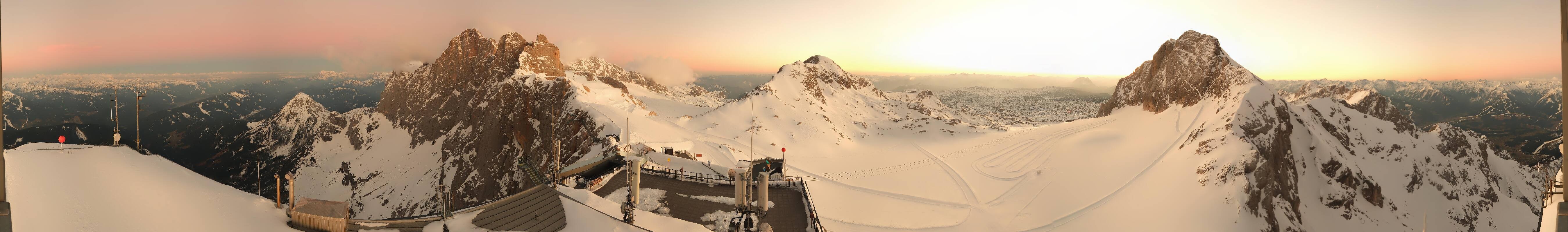 Archived image Panoramic webcam view at the Dachstein Glacier