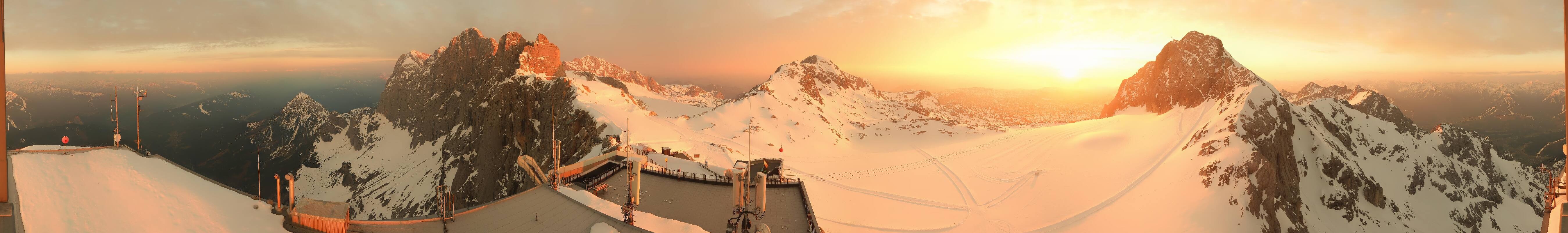 Archived image Panoramic webcam view at the Dachstein Glacier