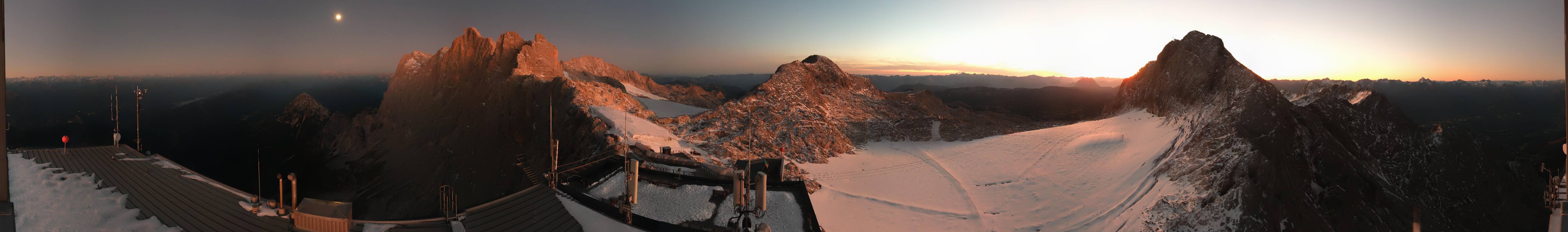 Archived image Panoramic webcam view at the Dachstein Glacier