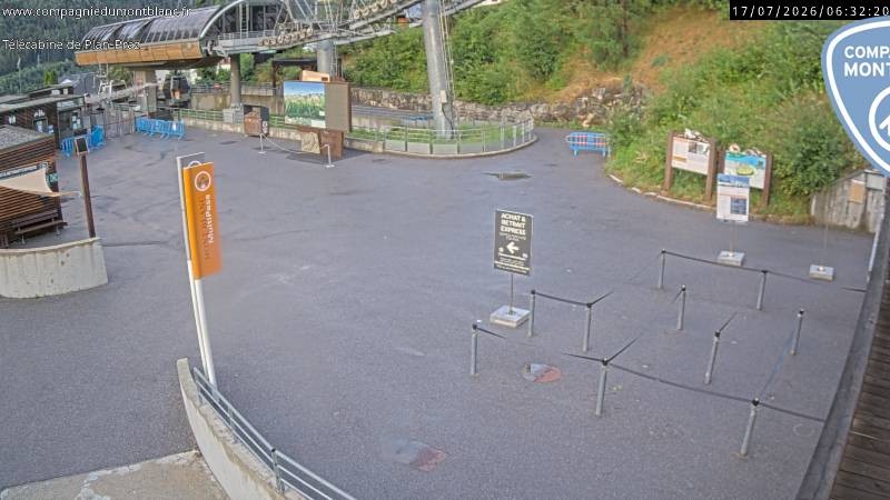 Archived image Webcam Charmonix: Planpraz Base Station
