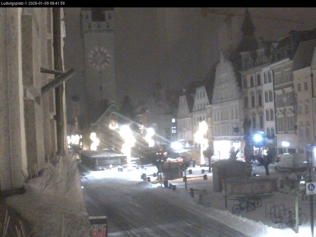 Archiv Foto Webcam Straubing: Blick auf den Stadtturm und Ludwigsplatz