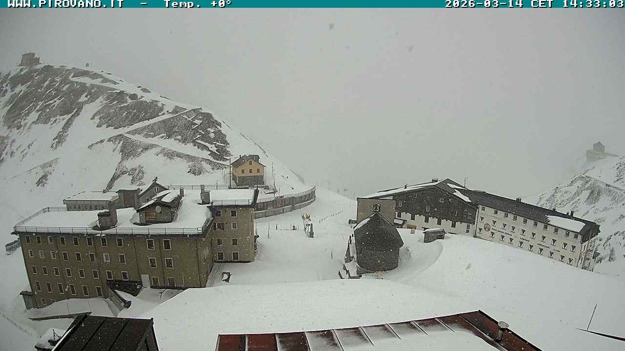 Archived image Webcam Passo Stelvio, Albergo Quarto Pirovano