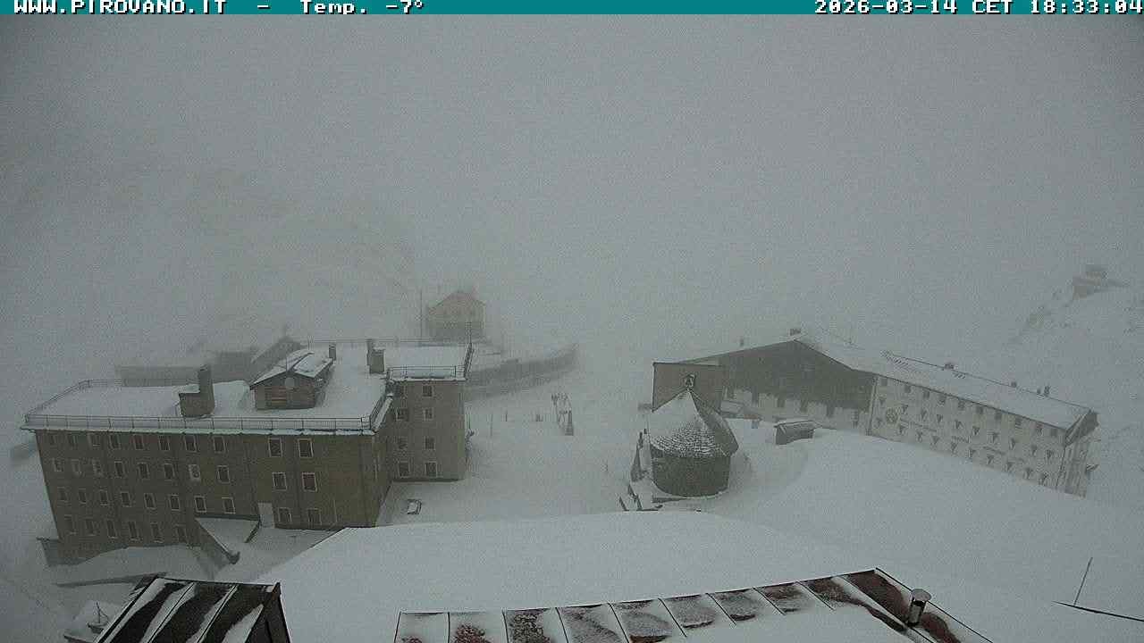 Archived image Webcam Passo Stelvio, Albergo Quarto Pirovano