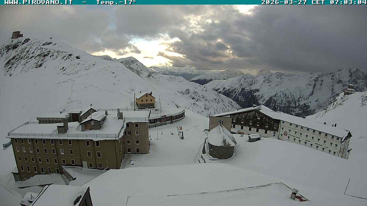 Archived image Webcam Passo Stelvio, Albergo Quarto Pirovano