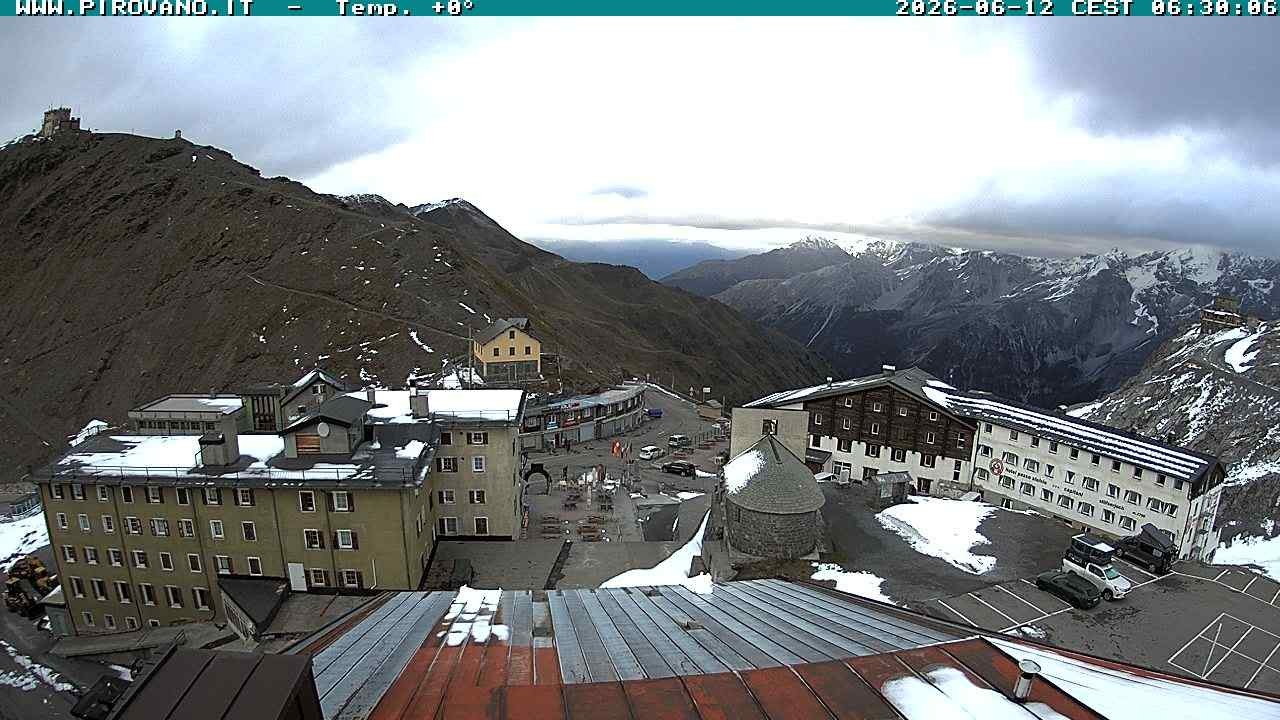 Archived image Webcam Passo Stelvio, Albergo Quarto Pirovano