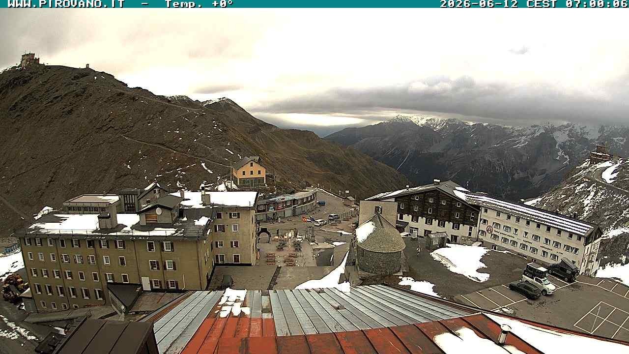 Archived image Webcam Passo Stelvio, Albergo Quarto Pirovano