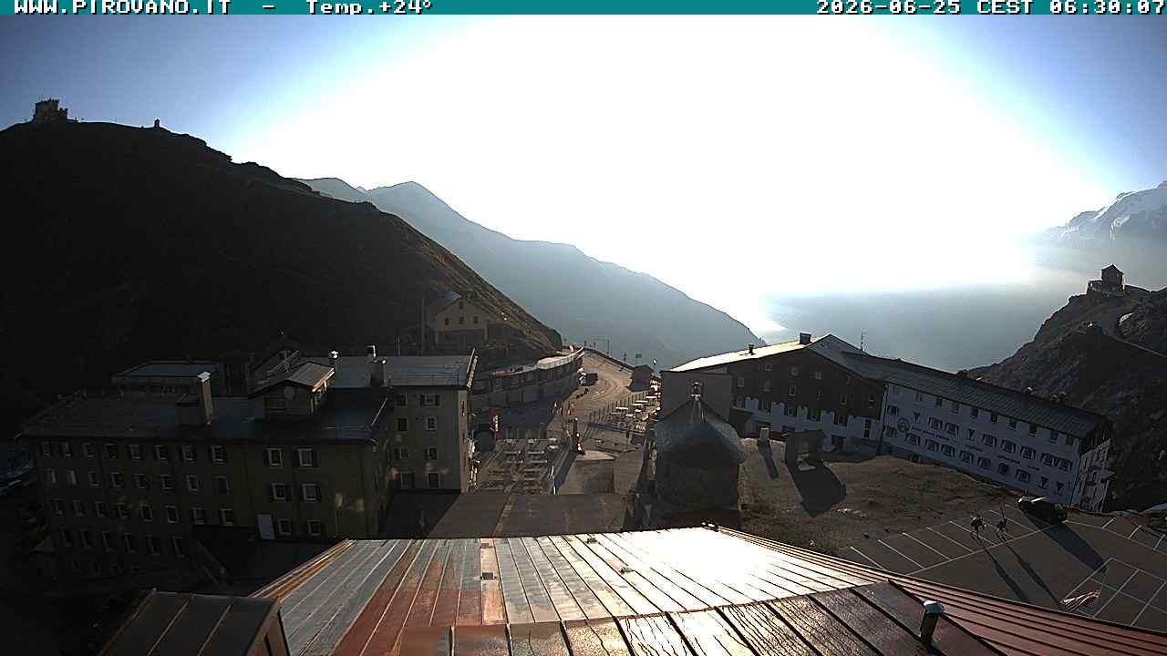 Archived image Webcam Passo Stelvio, Albergo Quarto Pirovano