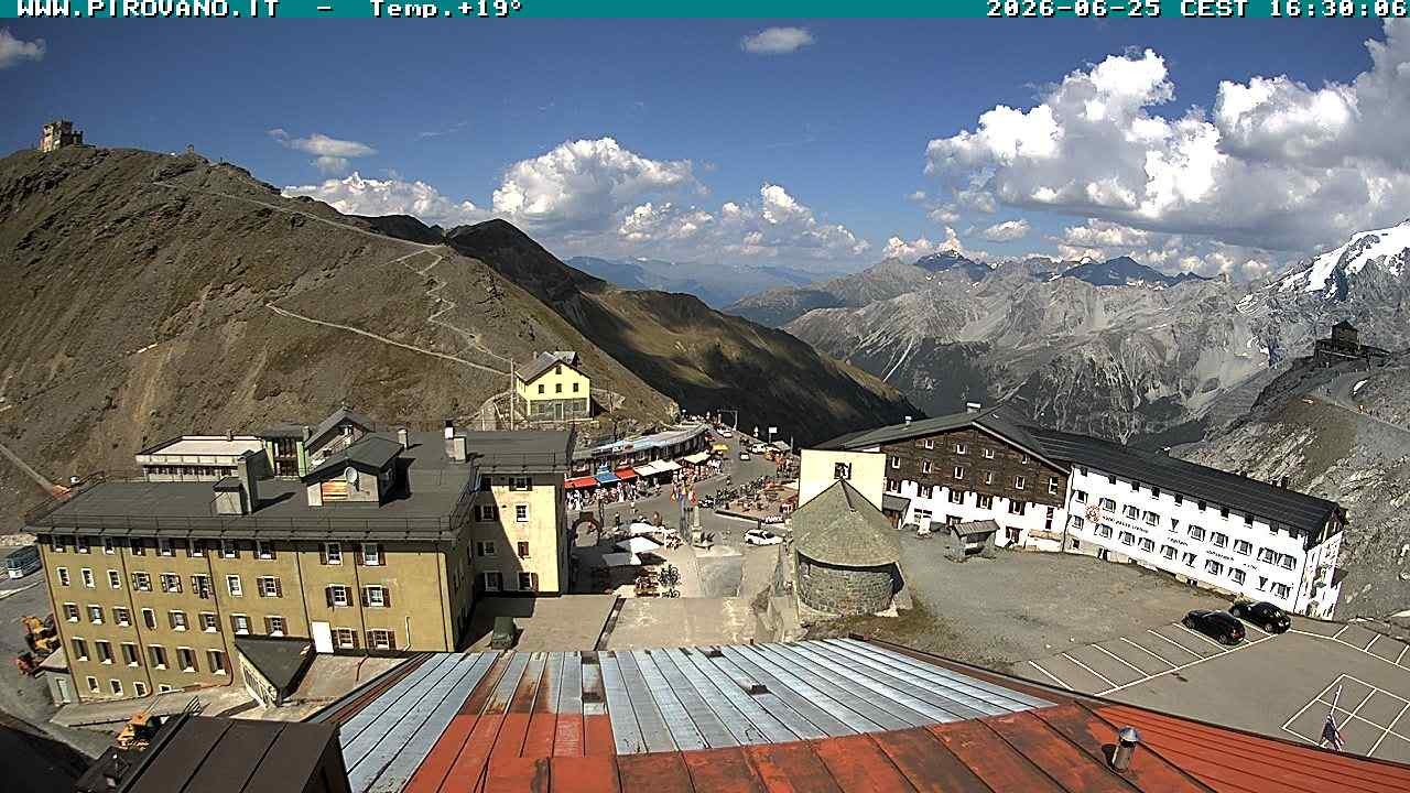 Archived image Webcam Passo Stelvio, Albergo Quarto Pirovano
