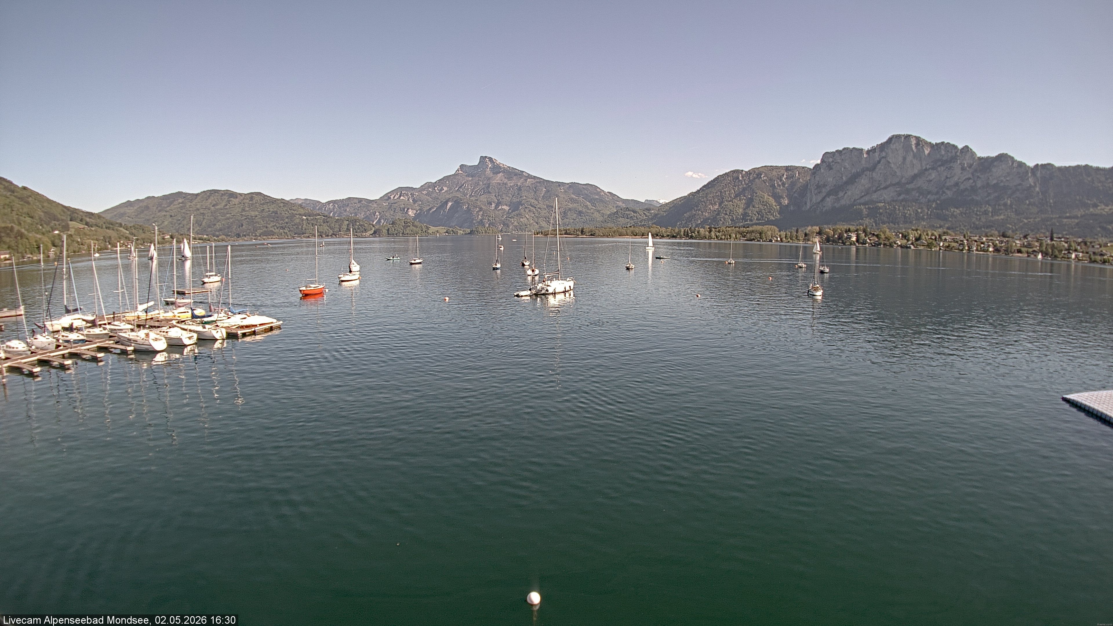 Archived image Webcam Public beach Alpenseebad at the Mondsee