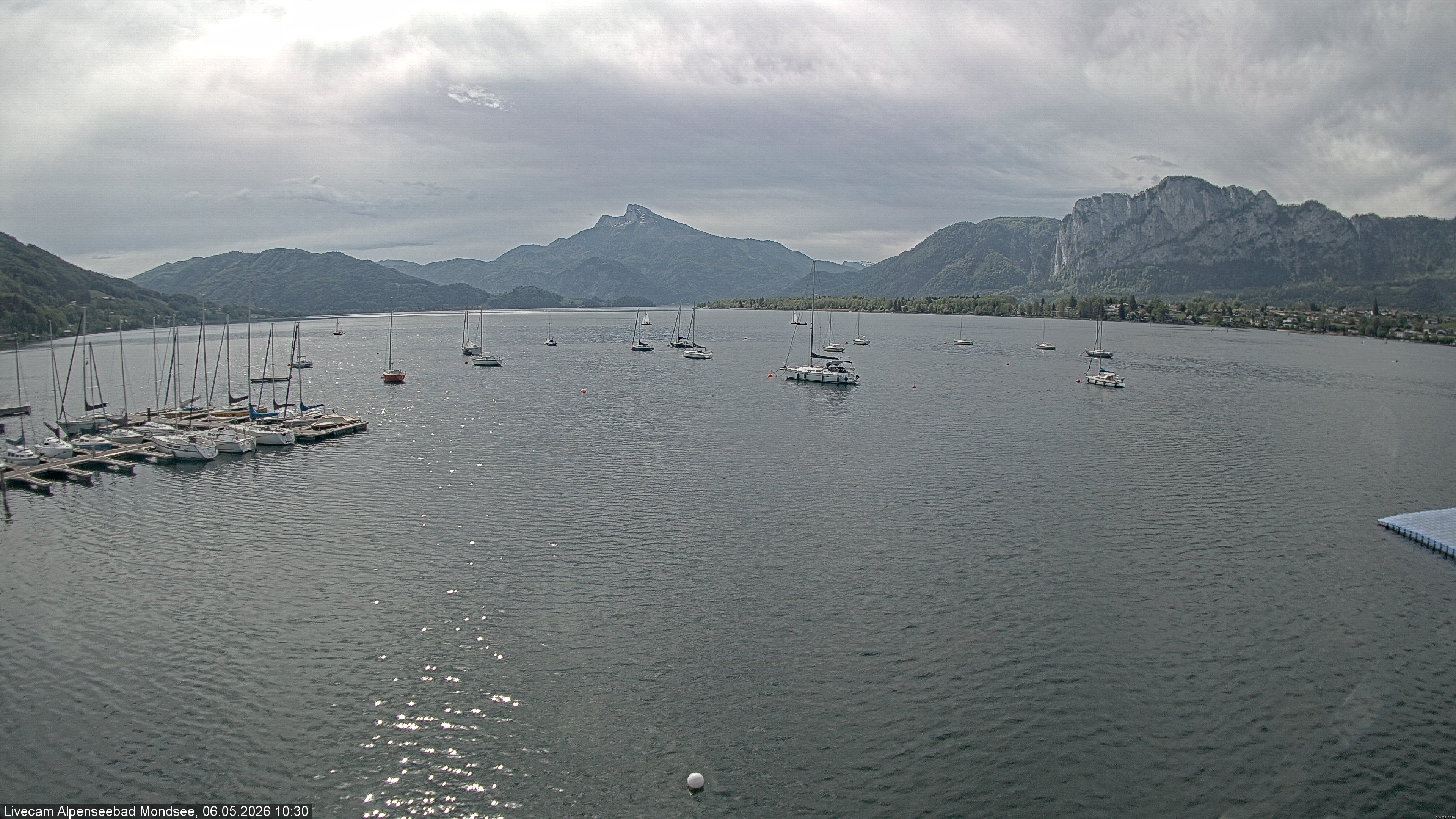Archived image Webcam Public beach Alpenseebad at the Mondsee