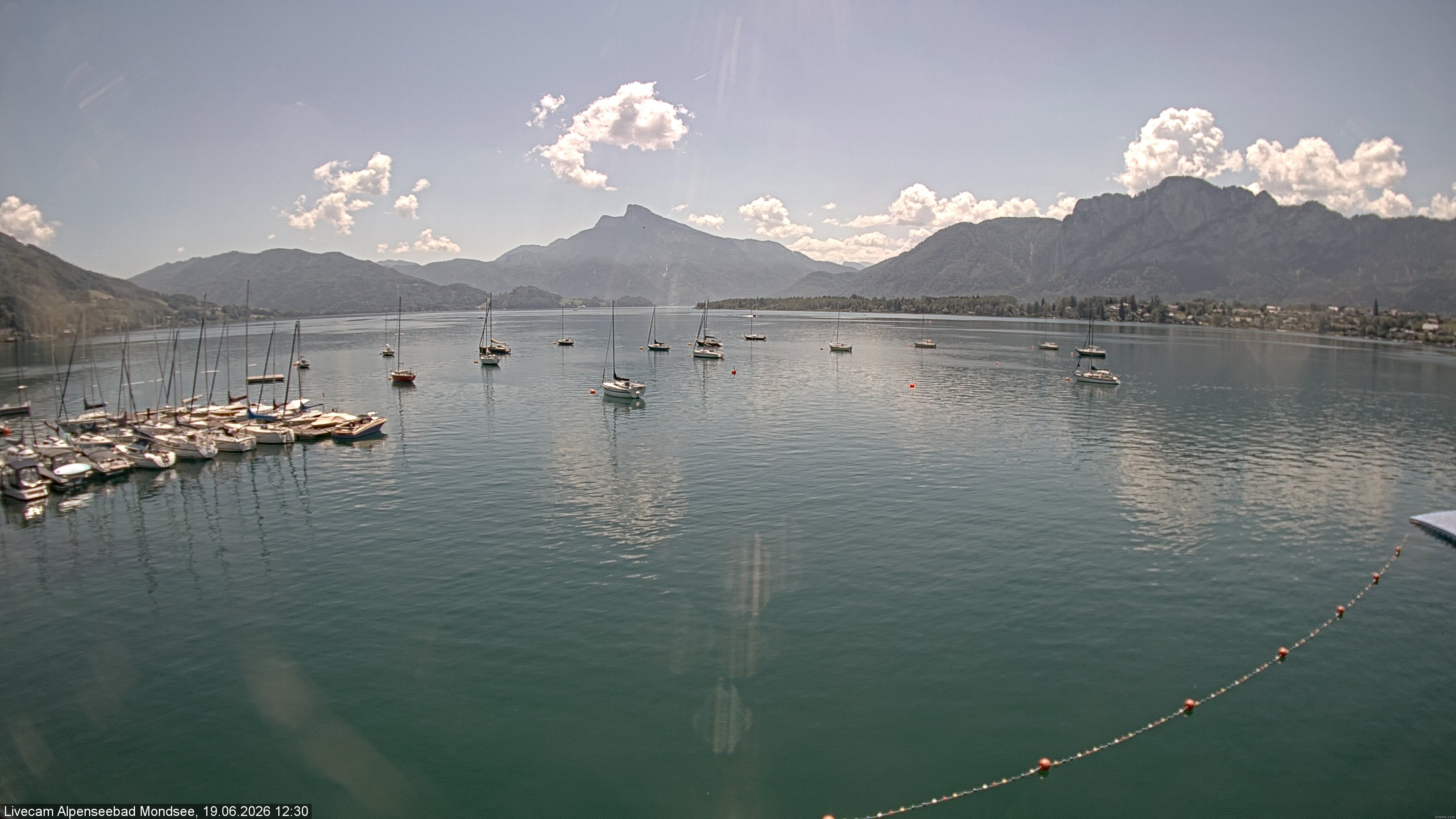 Archived image Webcam Public beach Alpenseebad at the Mondsee