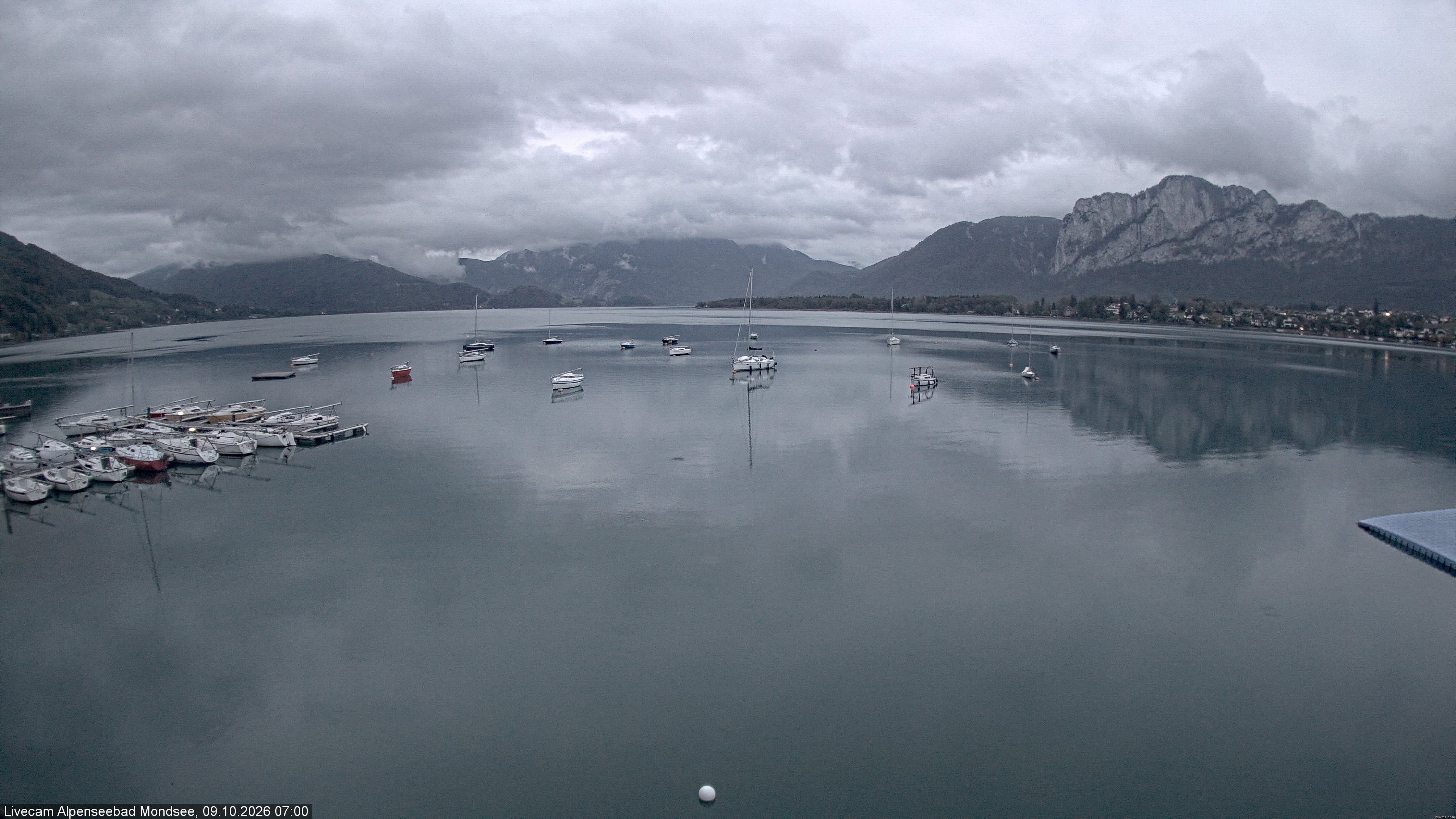 Archived image Webcam Public beach Alpenseebad at the Mondsee