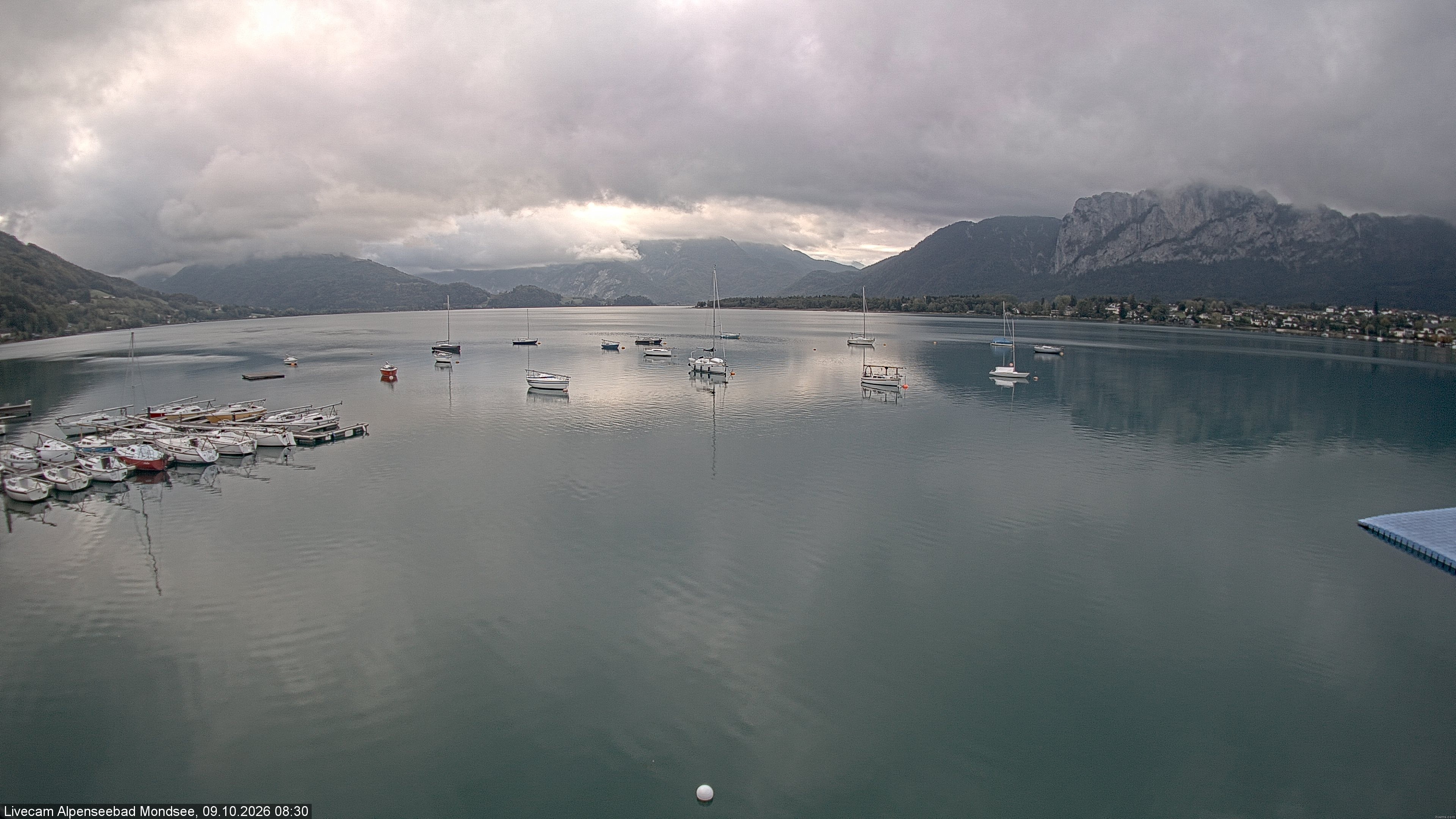 Archived image Webcam Public beach Alpenseebad at the Mondsee