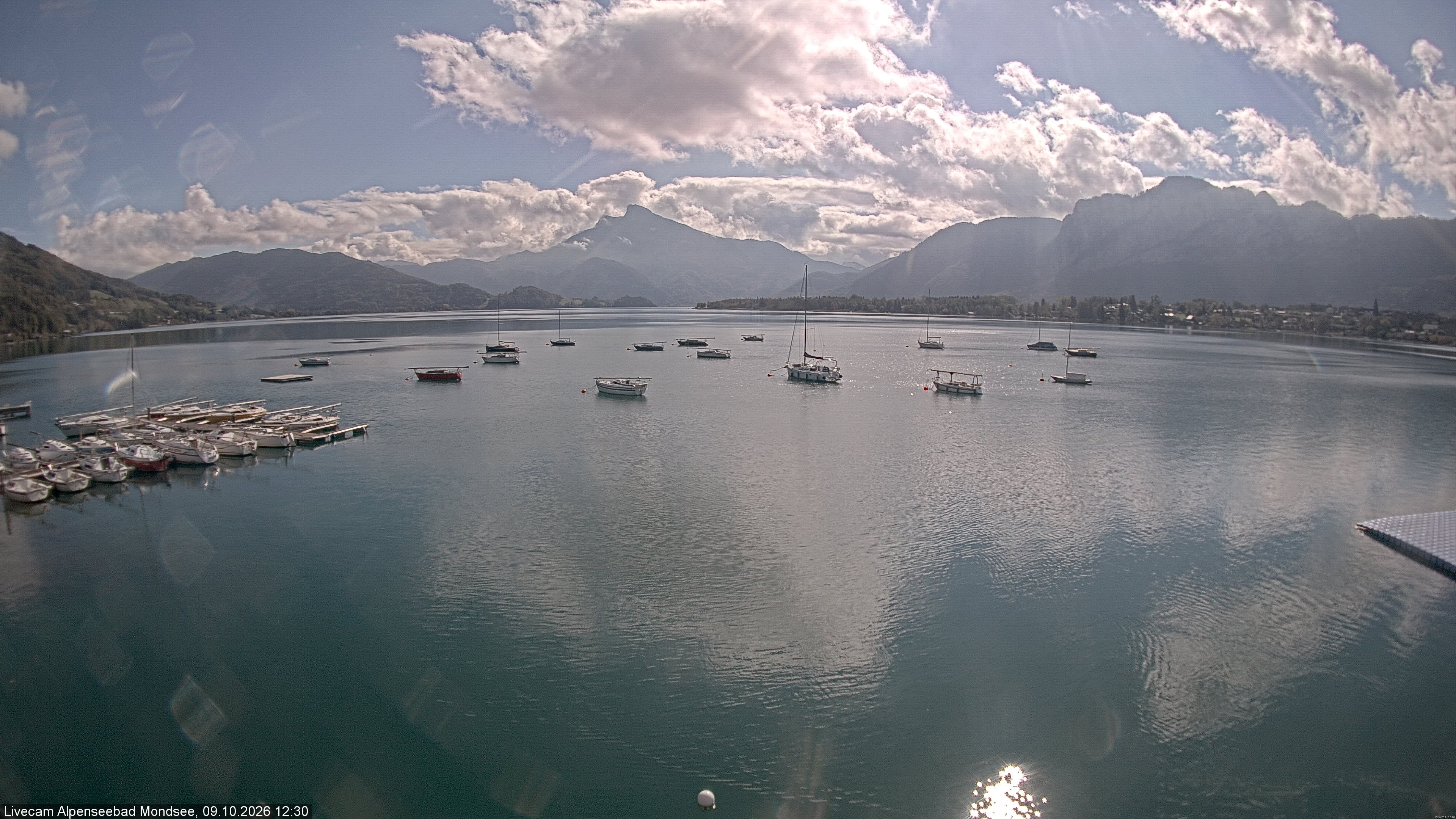 Archived image Webcam Public beach Alpenseebad at the Mondsee