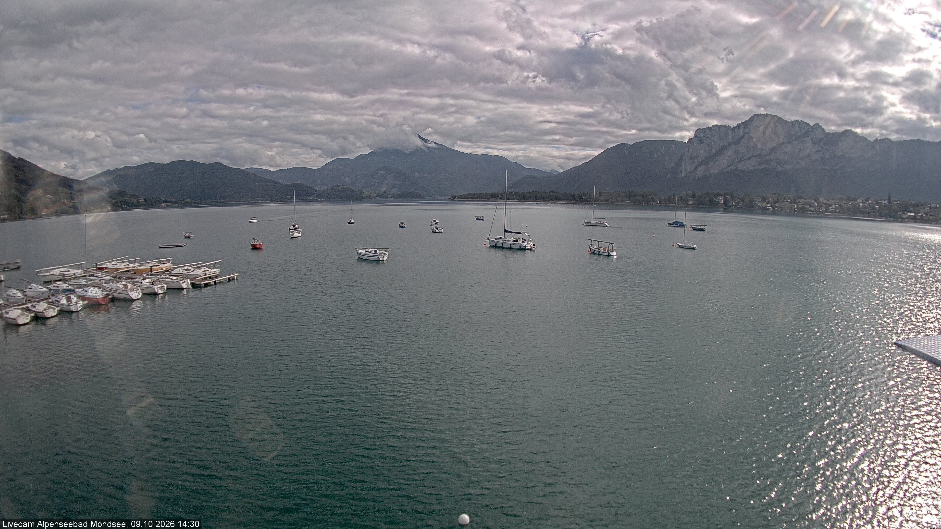 Archived image Webcam Public beach Alpenseebad at the Mondsee