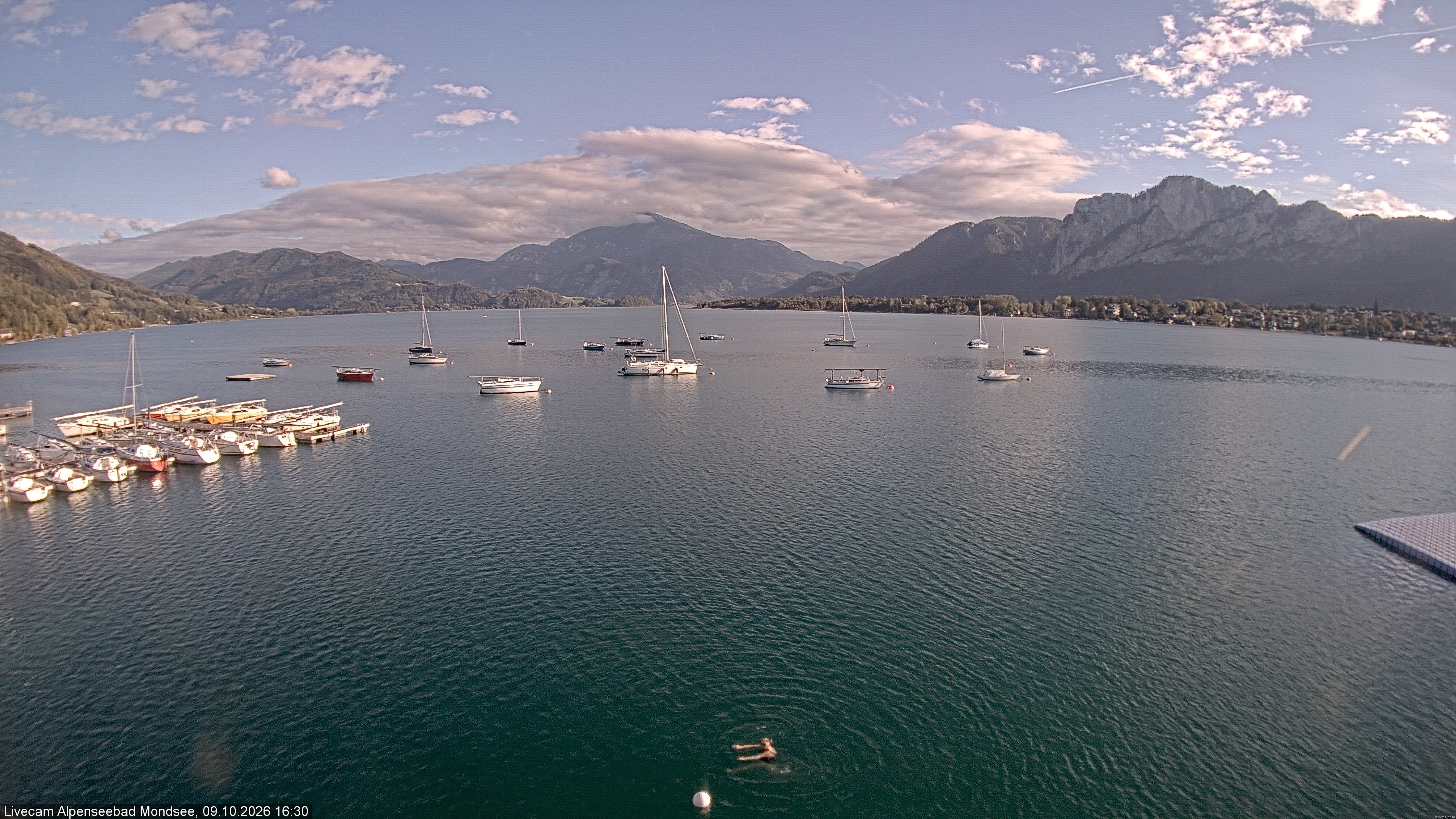 Archived image Webcam Public beach Alpenseebad at the Mondsee