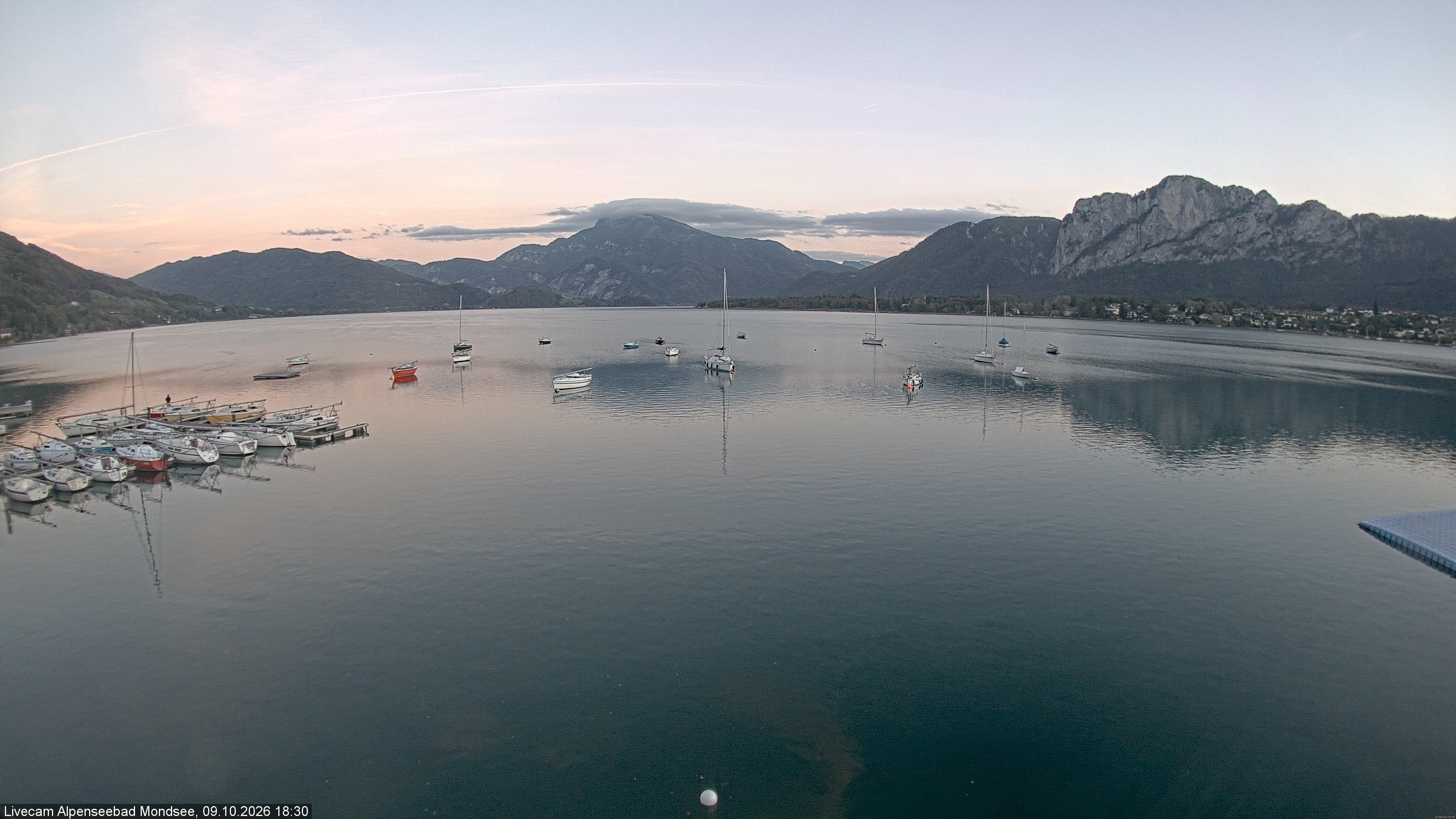 Archived image Webcam Public beach Alpenseebad at the Mondsee