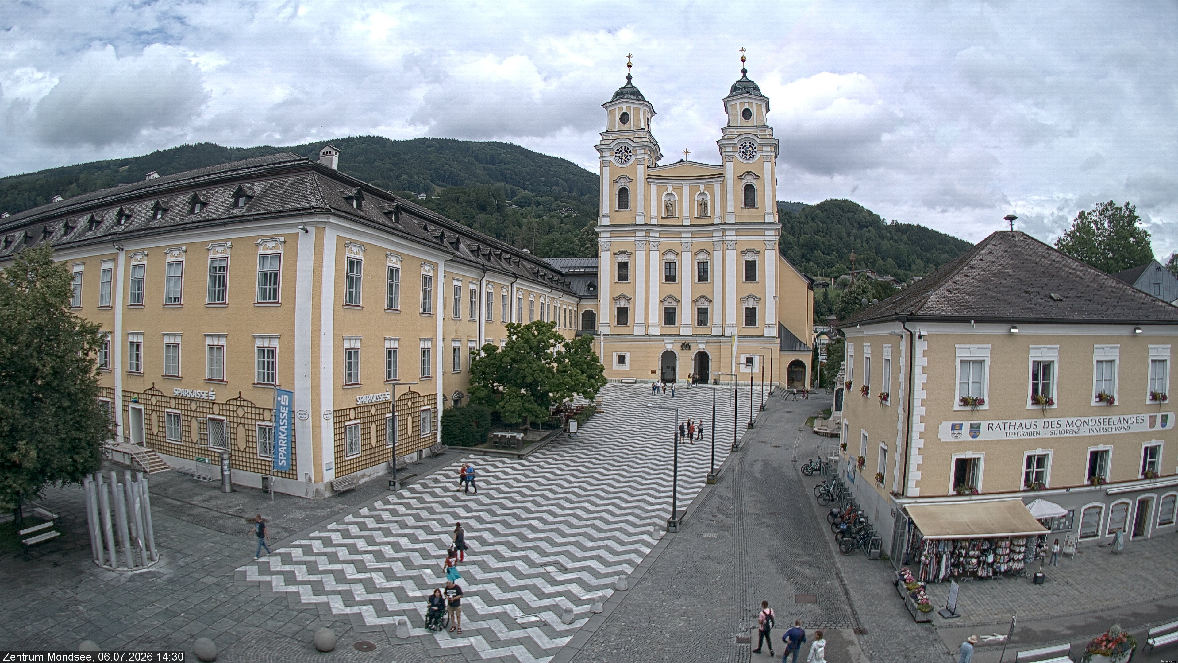 Archived image Webcam View at the market square in Mondsee