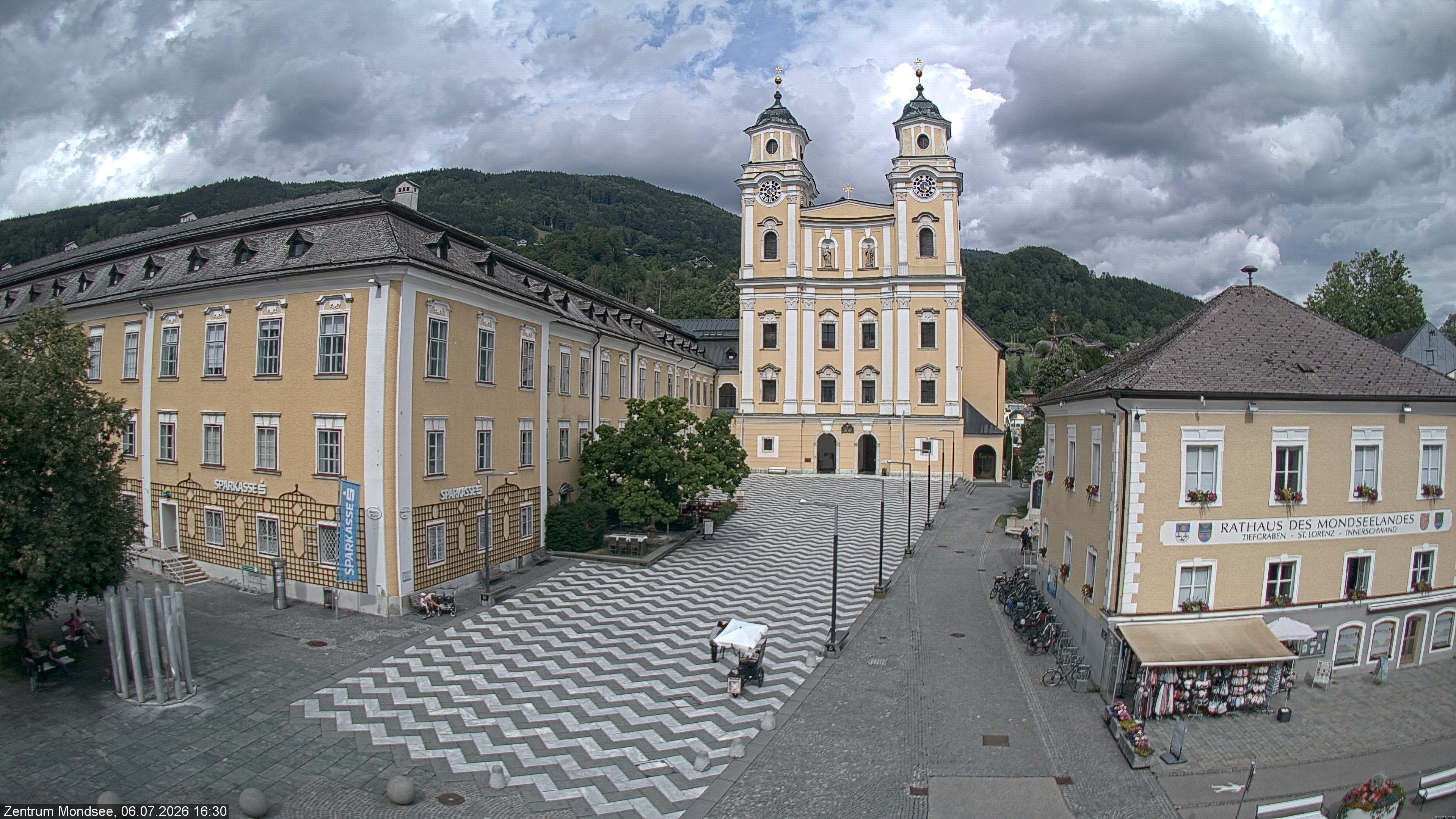 Archived image Webcam View at the market square in Mondsee