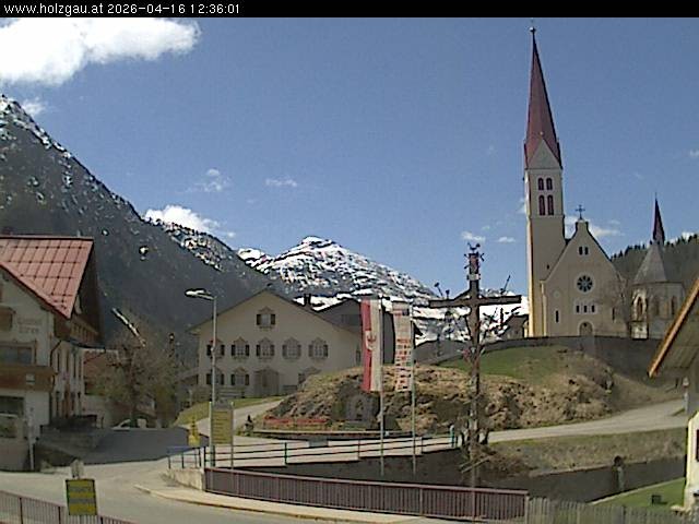 Archived image Webcam Holzgau center: Church