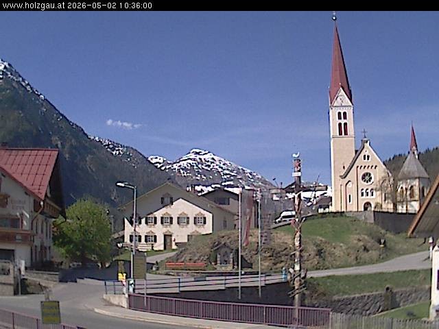Archived image Webcam Holzgau center: Church