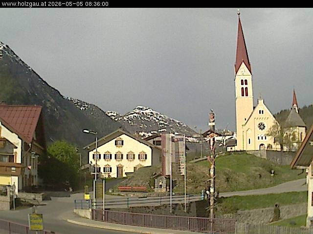 Archived image Webcam Holzgau center: Church