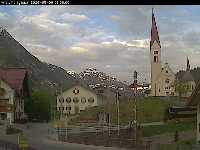 Archived image Webcam Holzgau center: Church