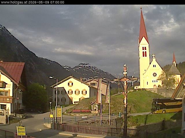 Archived image Webcam Holzgau center: Church